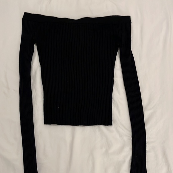 Forever 21 black off shoulder long sleeve top size S - Picture 2 of 3
